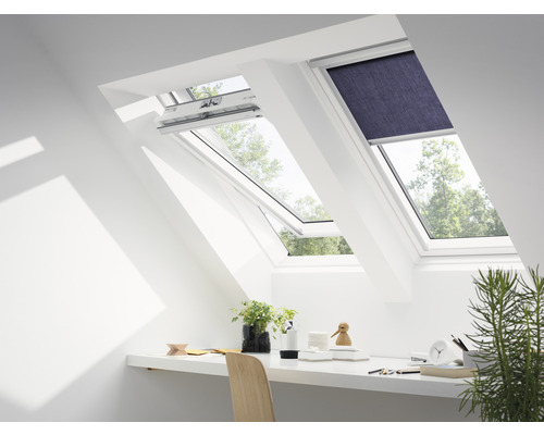 Světlé pracoviště se střešními okny a slunečními roletami