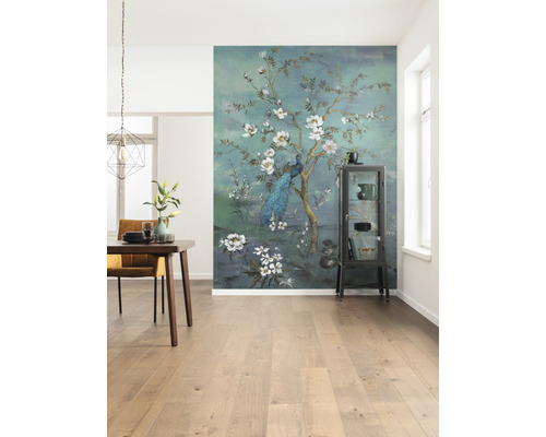 Obývací pokoj s fototapetou s motivy pávů a květin