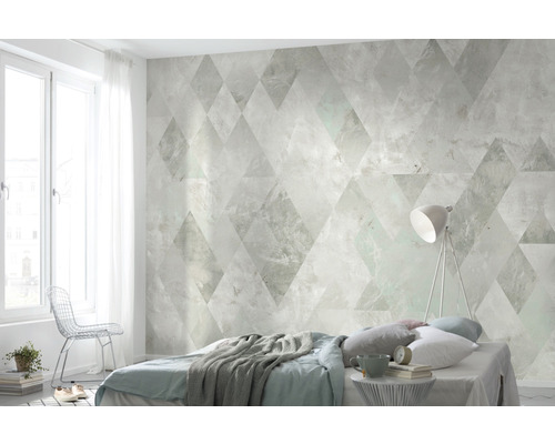 Světlá ložnice s geometrickou tapetou, postelí a stojací lampou