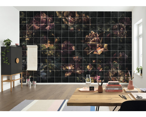 Dekorativní pokoj s nástěnnými dlaždicemi s květinovým motivem.
