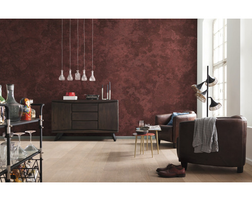 Obývací pokoj s hnědou nástěnnou dekorací, komodou, křesly a stojací lampou