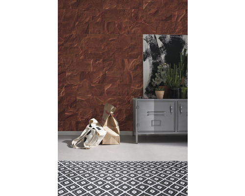 Obývací pokoj s vzorovanou tapetou s kamenným vzhledem, kovovou skříní, dekorací a kobercem