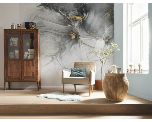 Obývací pokoj s vzorovanými tapetami, dřevěnou skříní, křeslem a odkládacím stolkem