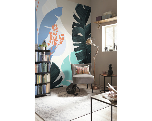 Dekorativní pokoj s fototapetou s rostlinnými motivy, křeslem, knihovnou a stojací lampou