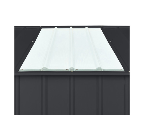 Detail zahradního domku se světlíkem ve střeše.