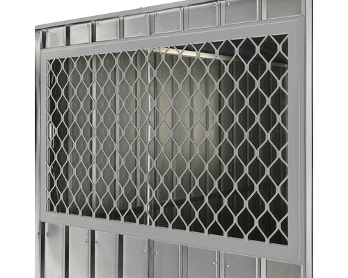 Detailní pohled na kovové okno s mřížkou pro zahradní domek