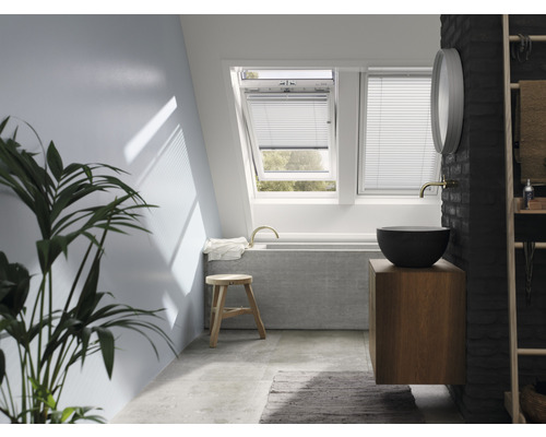 Koupelna s střešními okny, umyvadlem, zrcadlem a dekorací