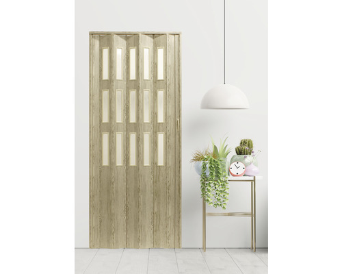 Dřevěné posuvné dveře se skleněnými vložkami ve světlé místnosti