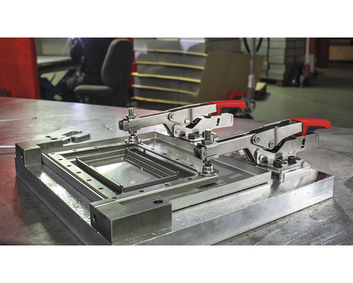 Kovové zařízení s rychloupínákem pro upevnění obrobku