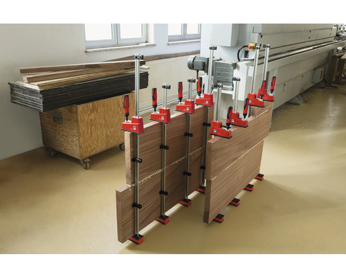 Dřevěné panely jsou lepeny šroubovými svorkami