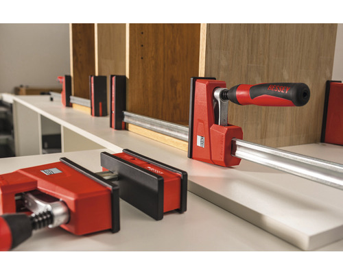 Několik šroubových svorek drží dřevo pohromadě