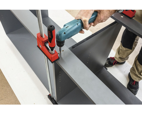 Montáž regálu pomocí šroubové svorky a vrtačky