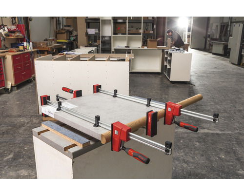 Dílna s deskou upevněnou svorkami