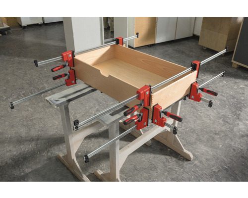 Dřevěná zásuvka upevněná na pracovním stole svorkami