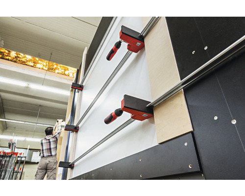 Montáž nástěnných panelů pomocí upínacích nástrojů v dílně