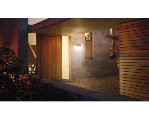 Vnější pohled na dům s vchodovými dveřmi a venkovní lampou