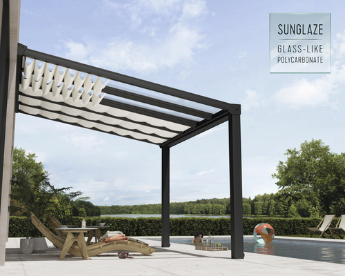 Pergola s polykarbonátovou střechou a posuvnou látkovou plachtou vedle bazénu