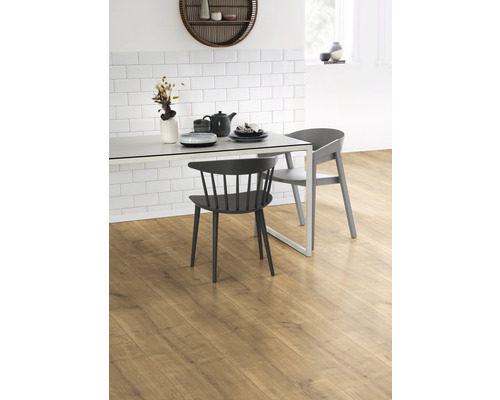 Obývací pokoj s dřevěnou podlahou, stolem a židlemi