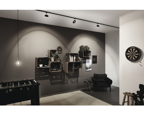 Obývací pokoj se stropními bodovými svítidly, stolním fotbalem a šipkami