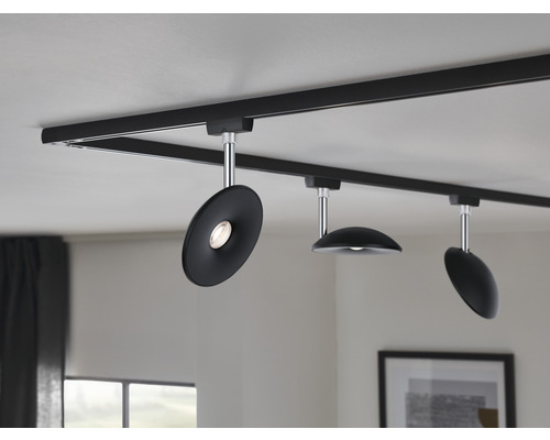 Černý kolejnicový systém se třemi bodovými světly na stropě