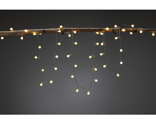 Světelný řetěz s LED světly na větvi