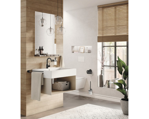 Koupelna s umyvadlem, zrcadlem, závěsným WC a oknem se žaluzií