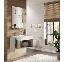 Moderní koupelna s umyvadlem, zrcadlem, osvětlením a toaletou ve světlém designu.