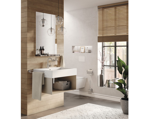 Moderní koupelna s umyvadlem, zrcadlem, osvětlením a toaletou ve světlém designu.