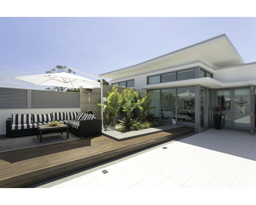 Terasa se sedací soupravou, slunečníkem, topidlem a rostlinami