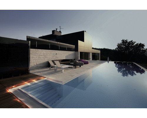 Moderní dům s bazénem a lehátky venku