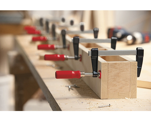 Pracovní stůl se svorkami a dřevěným obrobkem