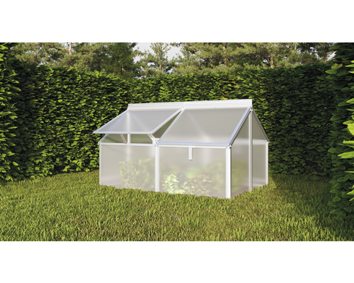 Pařeniště Vitavia Gaia Jumbo polykarbonát 4 mm 119 x 83 x 38/72 cm stříbrné Malý skleník s otevřenými okny v zahradě.