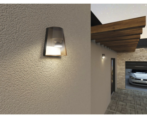 Fasáda domu s osvětleným venkovním nástěnným svítidlem