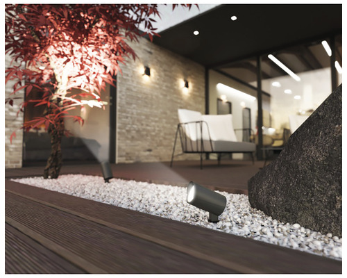 Exteriér s reflektorem, štěrkem a posezením