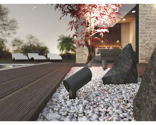 Zahradní scéna se zahradním osvětlením, okrasnými kameny a bazénem