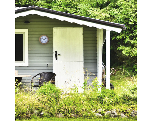 Zahradní domek s nástěnnými hodinami, dveřmi a posezením venku