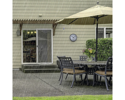 Zahradní scéna s terasovým nábytkem, slunečníkem a deštěm