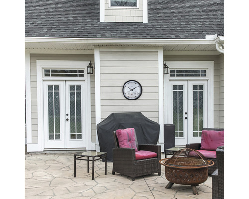 Terasa se zahradním nábytkem, grilem a venkovními hodinami