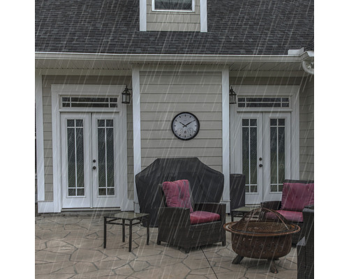 Zahradní nábytek na terase s grilem pod krytem a venkovními nástěnnými hodinami v dešti