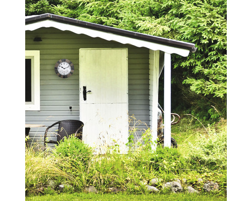 Zahradní domek s hodinami, teploměrem a vlhkoměrem na fasádě