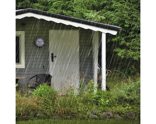 Zahradní domek s hodinami a posezením v dešti