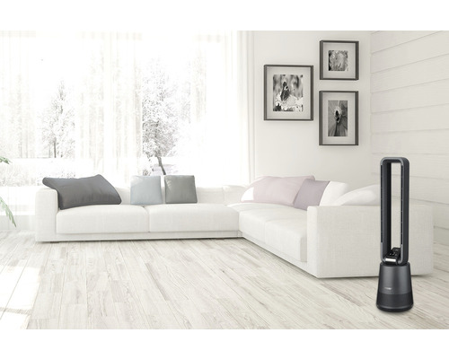 Obývací pokoj s věžovým ventilátorem, pohovkou a dekoracemi.