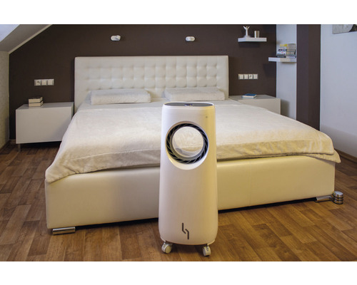 Ochlazovač vzduchu v ložnici s postelí a nočními stolky