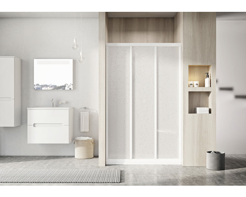 Světlá koupelna se sprchou, umyvadlem, zrcadlem a koupelnovými doplňky pro moderní atmosféru.