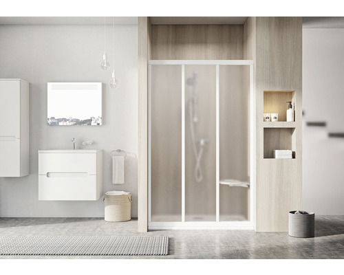 Koupelna se sprchovým koutem, skříňkou pod umyvadlo, zrcadlem a úložným prostorem