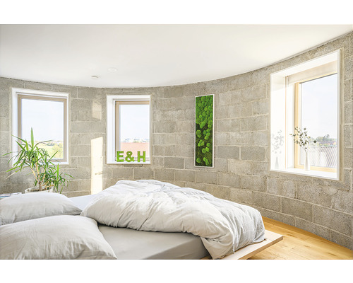 Světlá ložnice s postelí, okny a nástěnnou dekorací