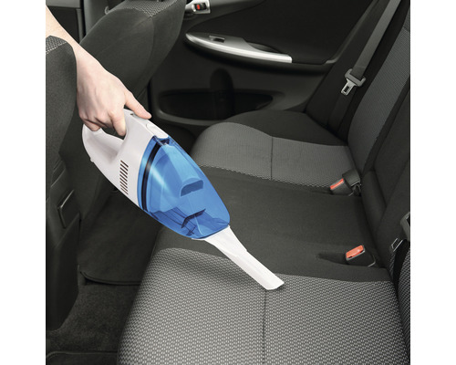 Ruční vysavač používaný k čištění autosedačky
