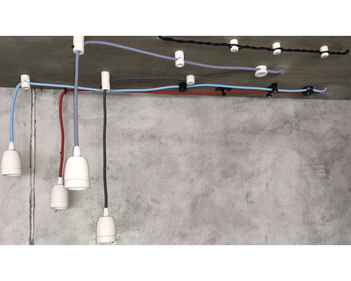 Stropní instalace s barevnými textilními kabely a objímkami žárovek