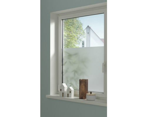 Okno s fólií pro ochranu soukromí, zdobené domy a vázami