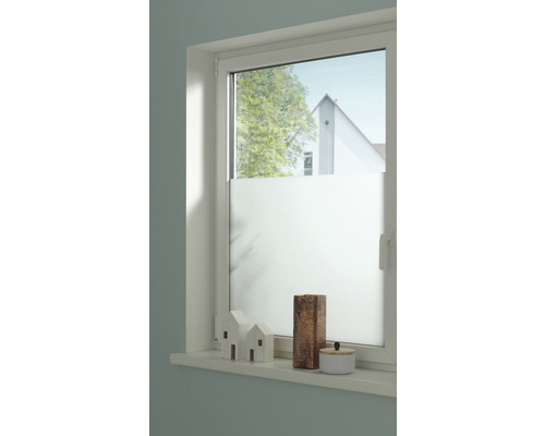 Okno s poloprůhlednou fólií pro ochranu soukromí a dekorací